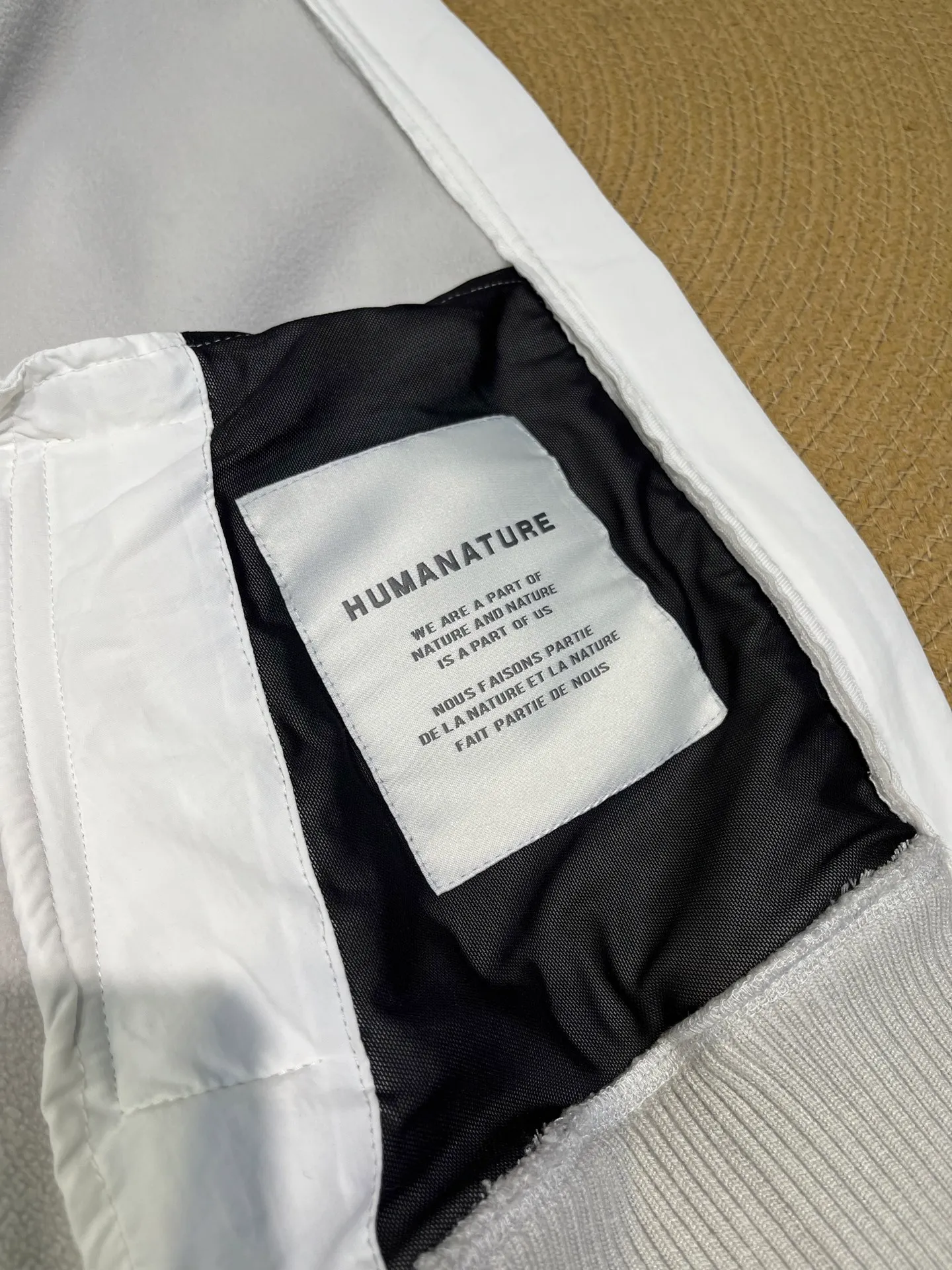 P560 Canada Goose🌟Canada Goose Chilliwack hooded wool fleece long-sleeved bomber jacket Kind Fleece wool fleece fabric The new generation of Kind Fleece wool fleece fabric is soft and breathable. It is made of 62% sustainable wool, 18% TENCEL™ Lyocell sustainable plant fiber, and 13% Sorona® biopolymer derived from corn sugar.  Size: s-xl
